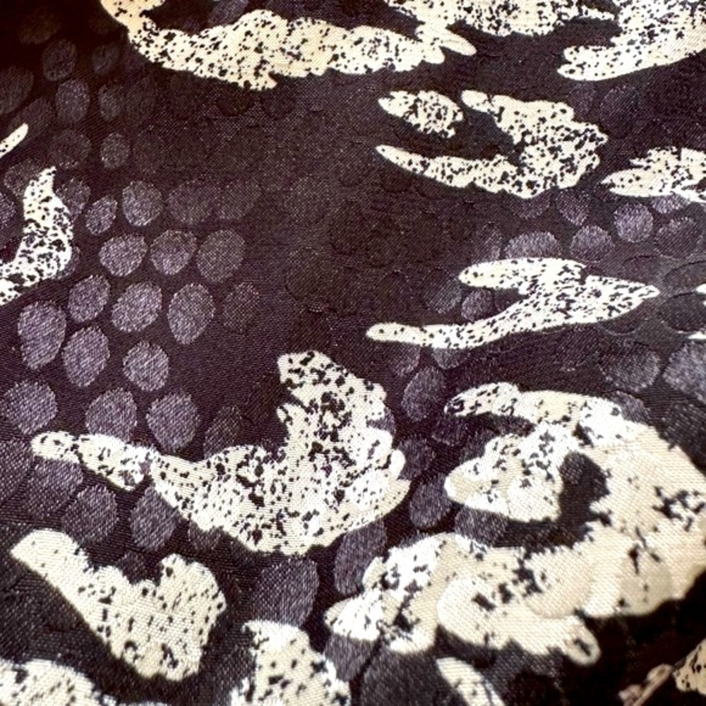Beautifully tailored, 4 piece black and cream “batik”: 2 skirts and 2 tops - Picture 16 of 16